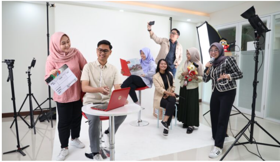 Untag Surabaya Hadirkan Teknologi dan Budaya Tradisional di PKKMB 2024