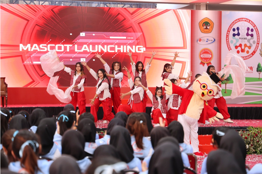 Owly Maskot Untag Surabaya Hadir Dihadapan Maba