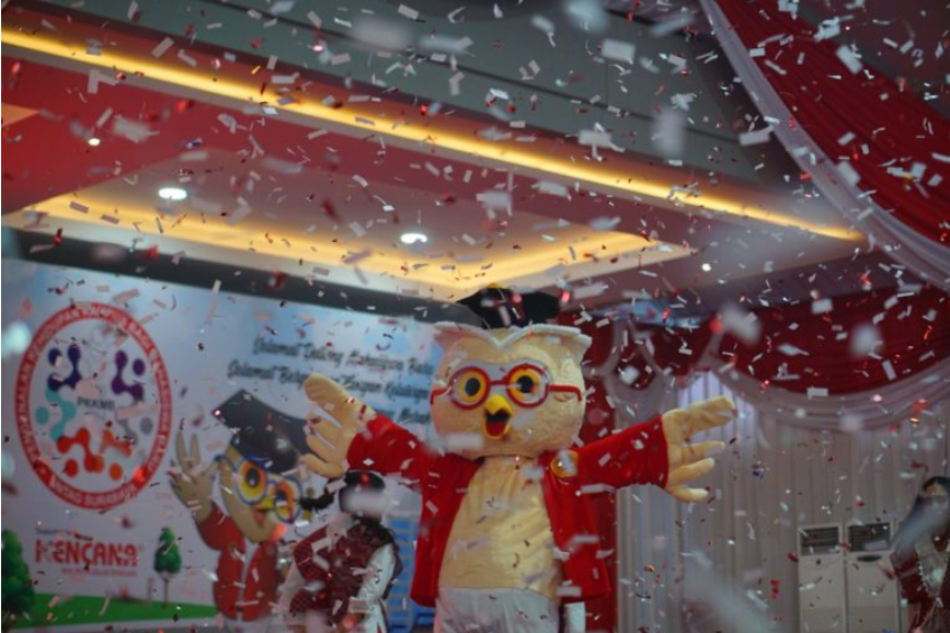 Untag Surabaya Re-Launching Maskot Burung Hantu di PKKMB 2024