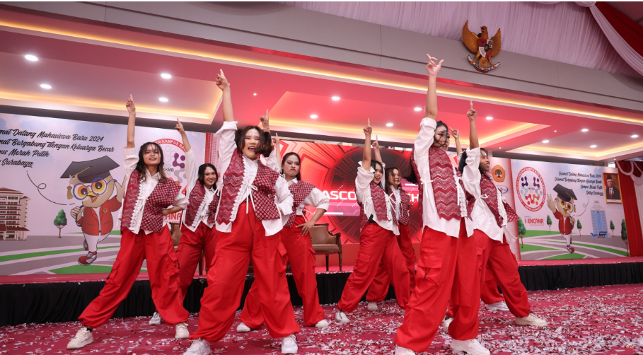 Untag Surabaya Relaunching Maskot: Tarian Owl Surabaya Pikat Hati Penonton