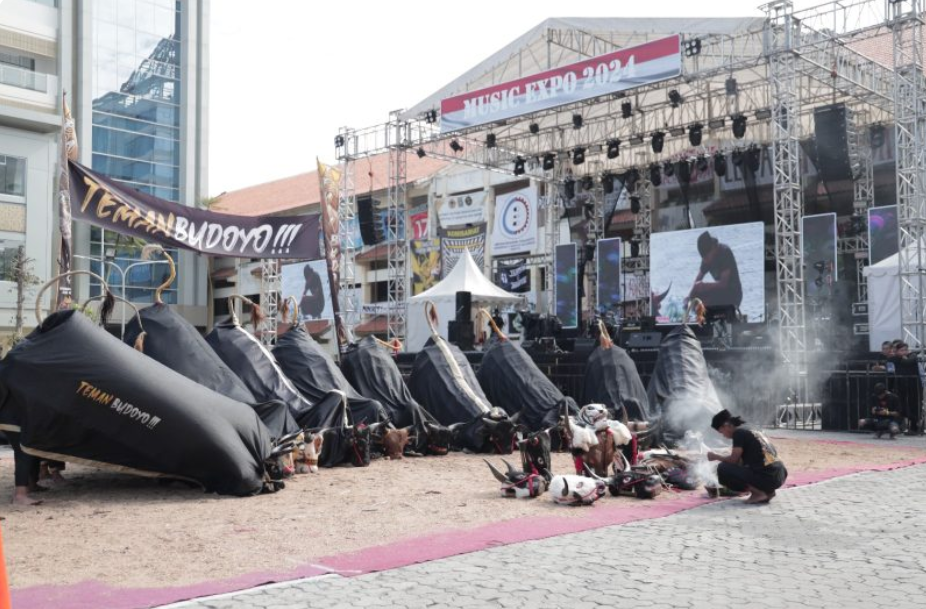 Ajak Lestarikan Kesenian Tradisional Indonesia, Untag Surabaya Tampilkan Bantengan di PKKMB