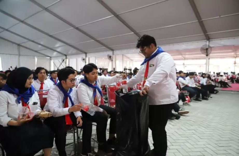 Integrasi Teknologi dalam Aksi Sadar Lingkungan PKKMB 2024 Untag Surabaya