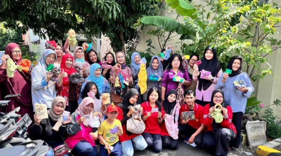 Pelatihan Batik Shibori dan Furoshiki di Balai RW 11 Semolowaru Kota Surabaya