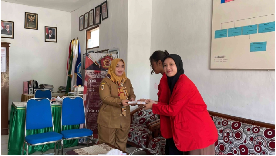 Flashcard: Solusi Inovatif Tingkatkan Kualitas Pembelajaran Bahasa Asing di SDN Mojokembang