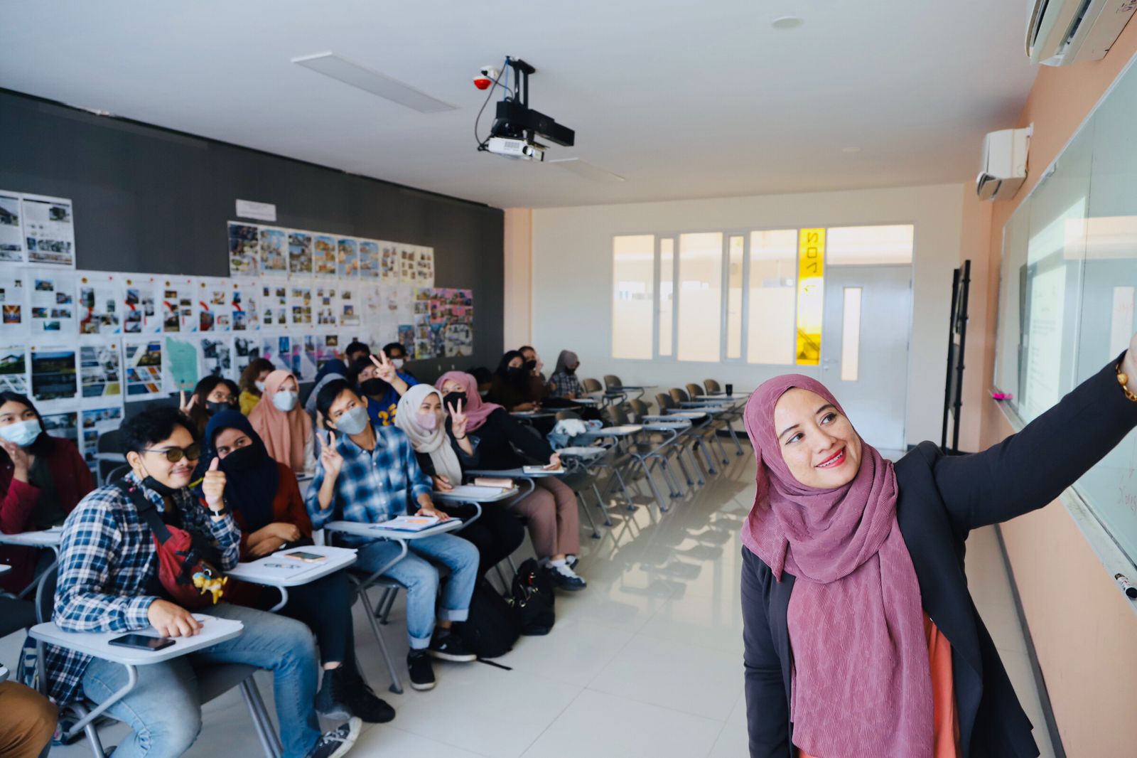 Visiting Professor UNIMAP, Gelar Kuliah Luring di Prodi Sastra Inggris