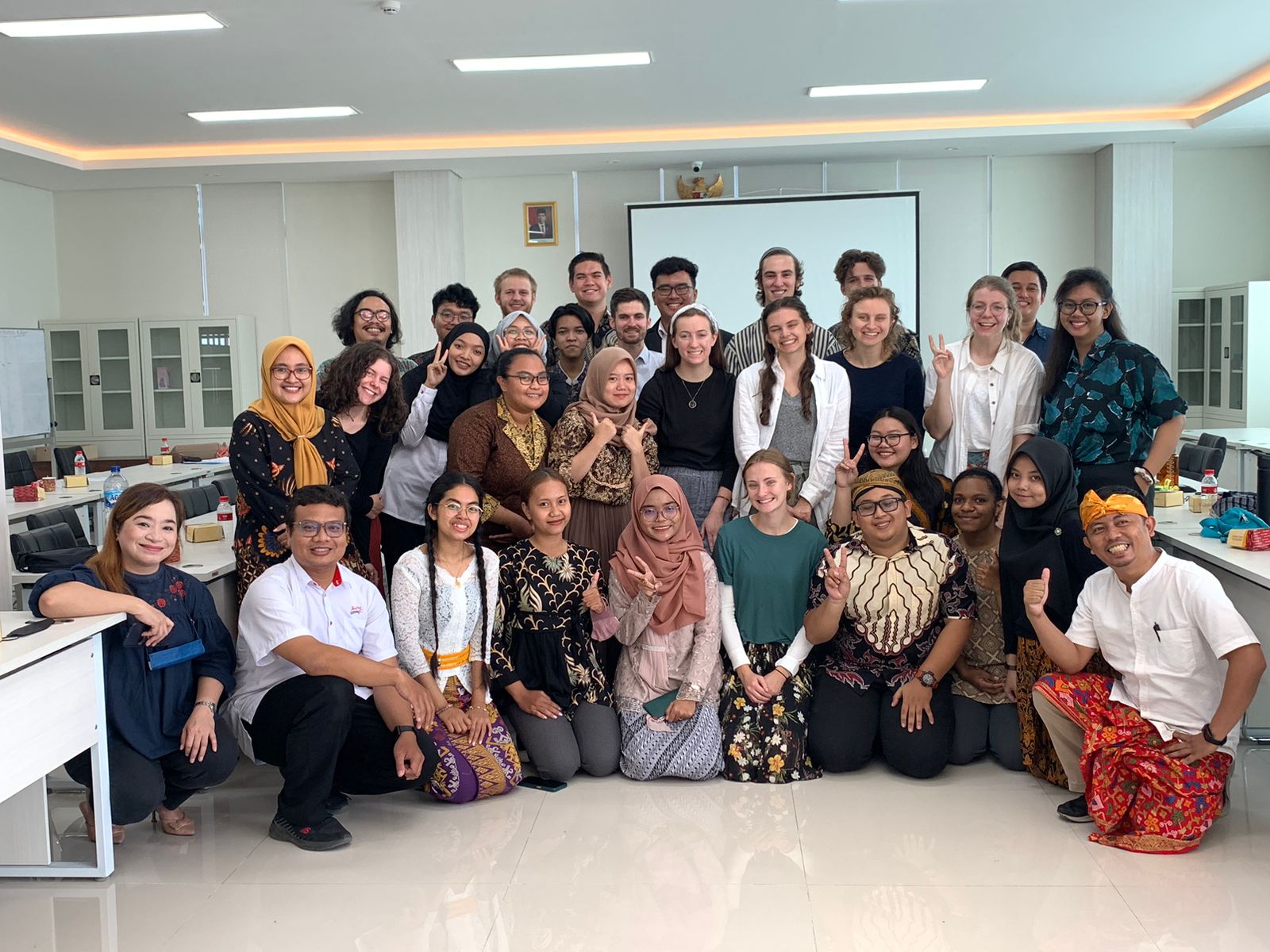Sebelas Mahasiswa Asal Amerika Serikat Bertukar Budaya di FIB Untag Surabaya
