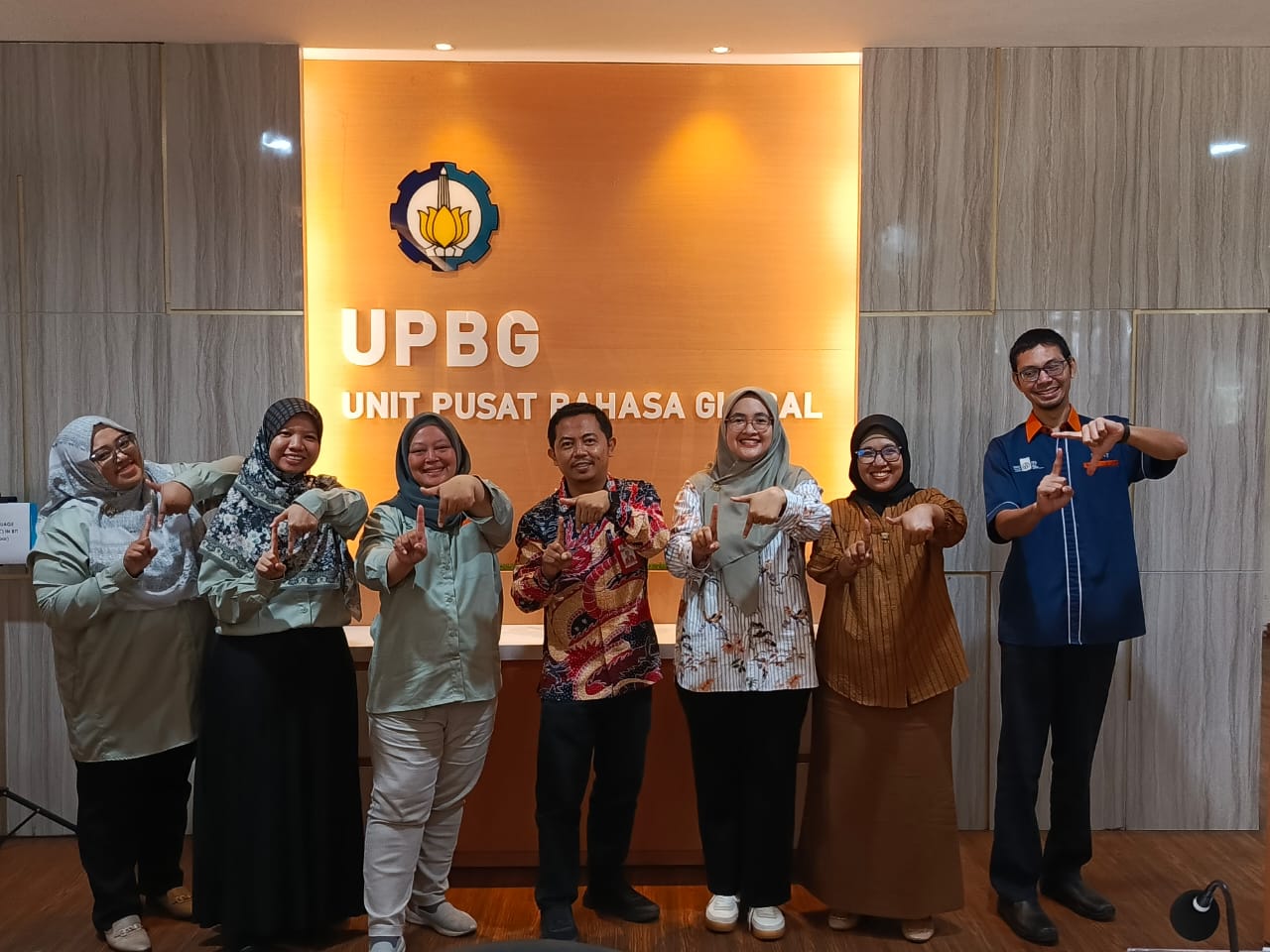 Kunjungan Benchmarking Pusat Layanan Bahasa FIB Untag Surabaya ke Global Language Center ITS Surabay